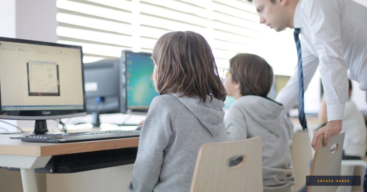 Dijital Çağda Büyük Çelişki: Ortaokullarda Teknoloji ve Bilgisayar Derslerinin Fişi Çekildi