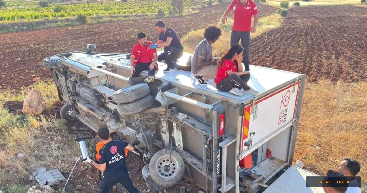 Mardin’de Kızılay Aracı Şarampole Uçtu: 1'i Doktor 4 Yaralı